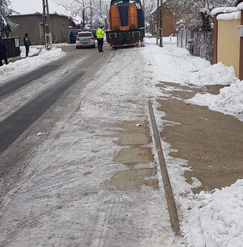 Arad: Incident mai puțin obișnuit: circulație blocată de o locomotivă, care a deraiat în mijlocul unei intersecții dintr-un cartier