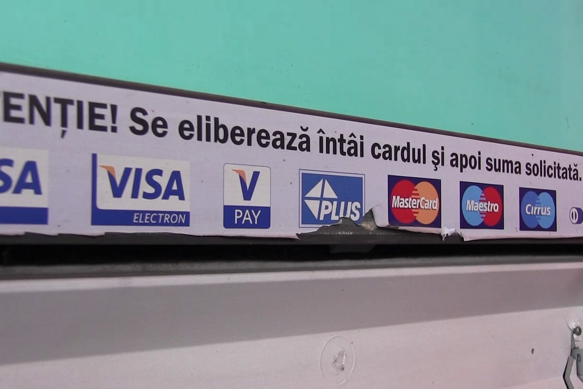 Arad: A scos 2.000 de lei de pe card și i-a uitat în bancomat. Ce s-a întâmplat cu banii
