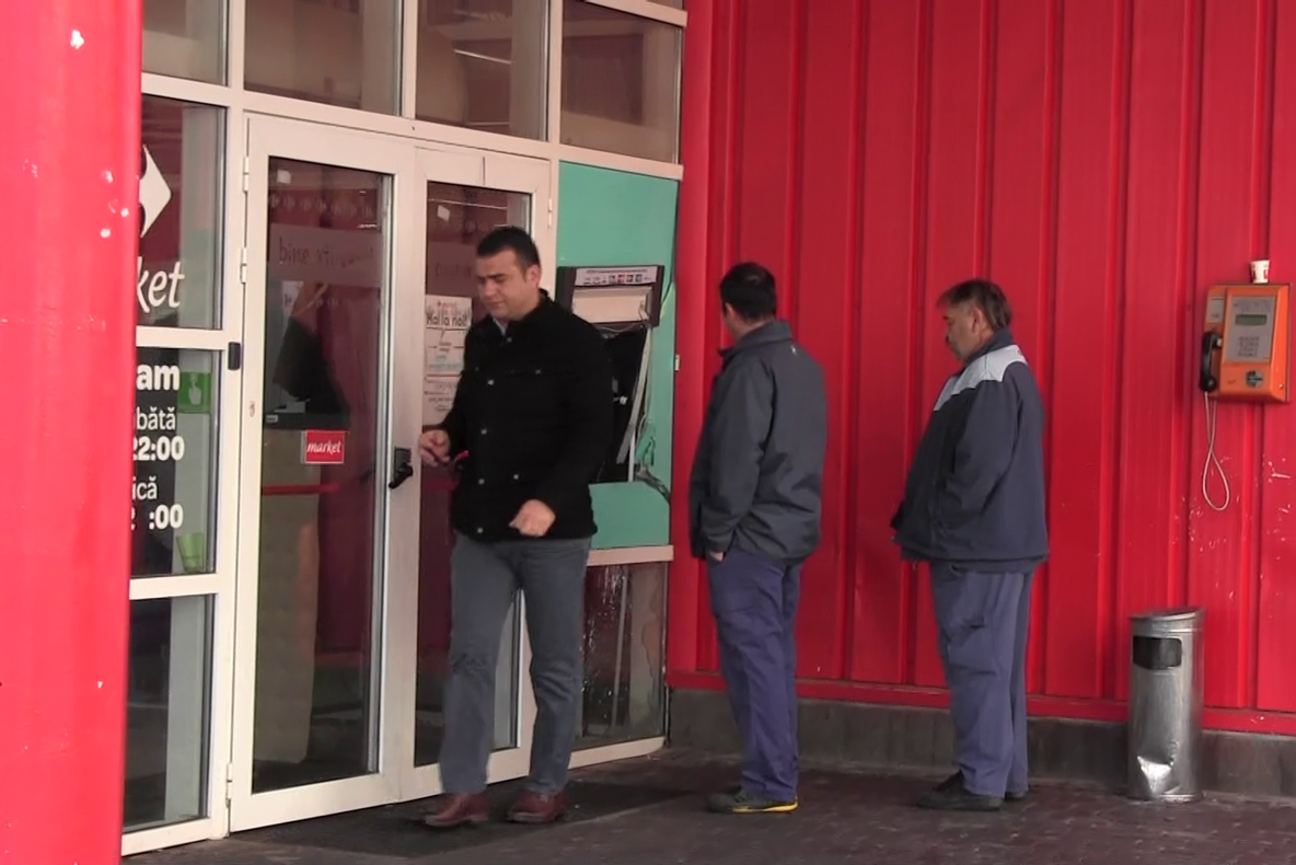 Arad: FOTO VIDEO Explozia de la bancomat. Ce spun martorii: 2 persoane cu cagulă care au fugit cu o mașină neagră de teren