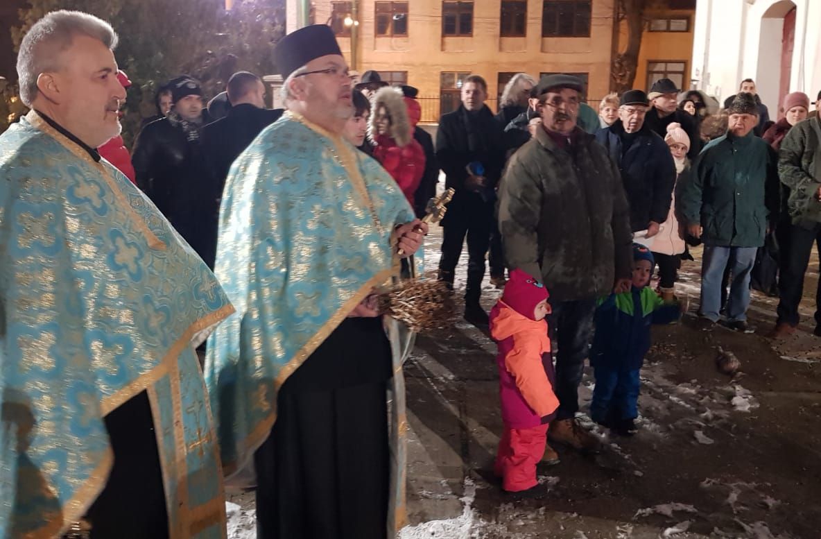 Arad: Sârbii sărbătoresc Crăciunul pe rit vechi. La Arad, sărbătoarea a început cu o tradiție specială în centrul municipiului