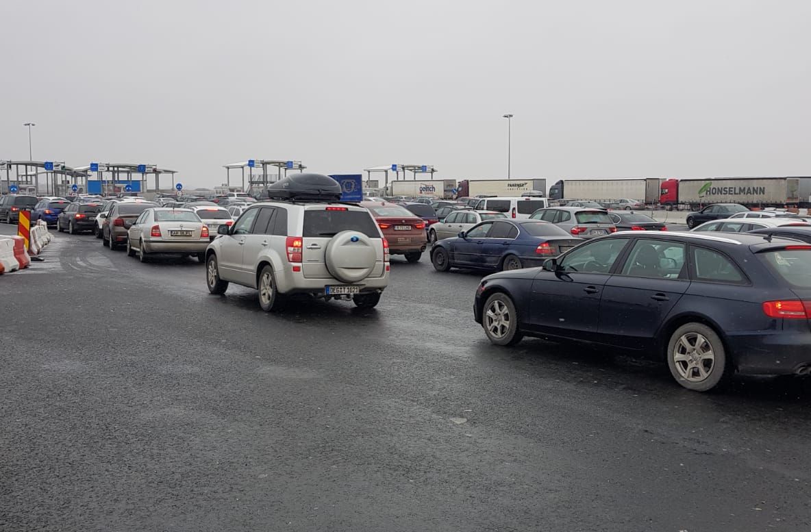 Arad: Aglomerație la punctele de trecere a frontierei din vestul țării. Motivul