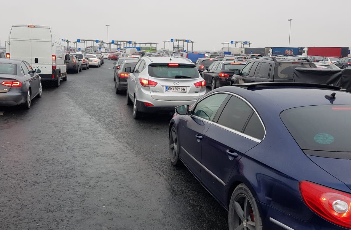 Arad: Trafic de 3 ori mai mare, la intrarea în România, prin cel mai mare punct de trecere a frontierei din vestul țării, cel de pe autostrada Nădlac-Arad. Motivul