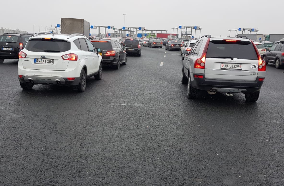 Arad: Punctul de trecere a frontierei de pe autostrada Nădlac-Arad, cel mai circulat de pe frontiera de vest. Câți oameni și câte mașini au trecut