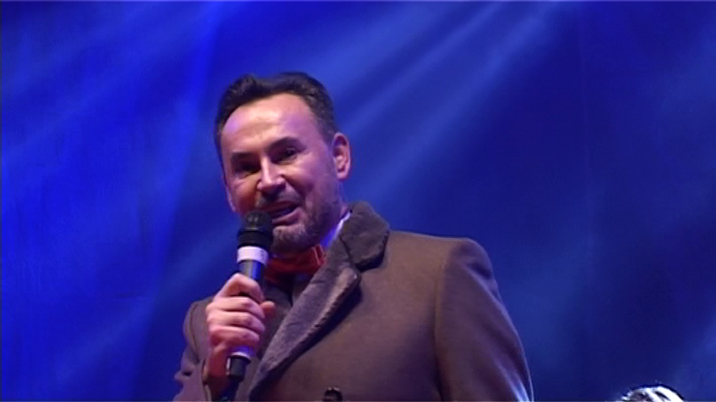 Arad: Mii de oameni, la Revelionul din fața Primăriei Municipiului Arad. Numărătoarea inversă pentu trecerea în 2019, făcută de către primarul Gheorghe Falcă