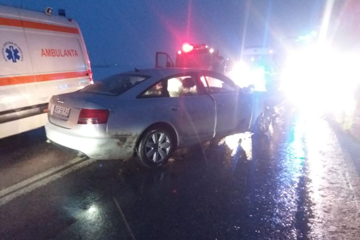 Arad: Accident pe DN69 Arad-Timișoara. O mașină cu 3 persoane a intrat într-un copac și a ricoșat înapoi pe șosea. Circulația este blocată