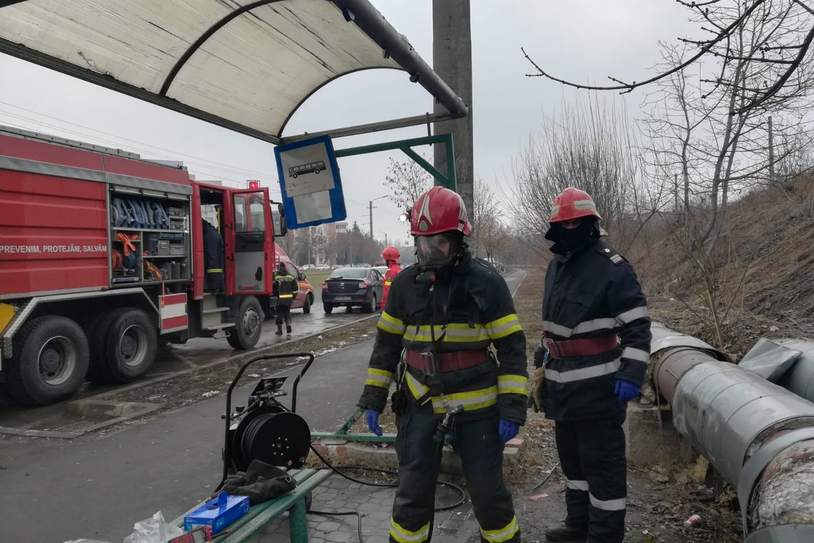 Arad: Cadavrul unui bărbat, în stare de putrefacție, scos de pompierii din Arad dintr-un canal de termoficare aflat într-un mare cartier din municipiu