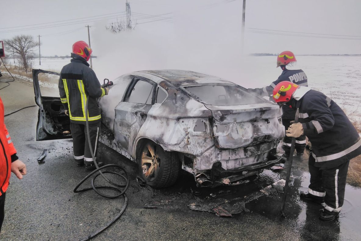 Arad: O mașină a ars complet, după ce a luat foc în mers pe DN7B