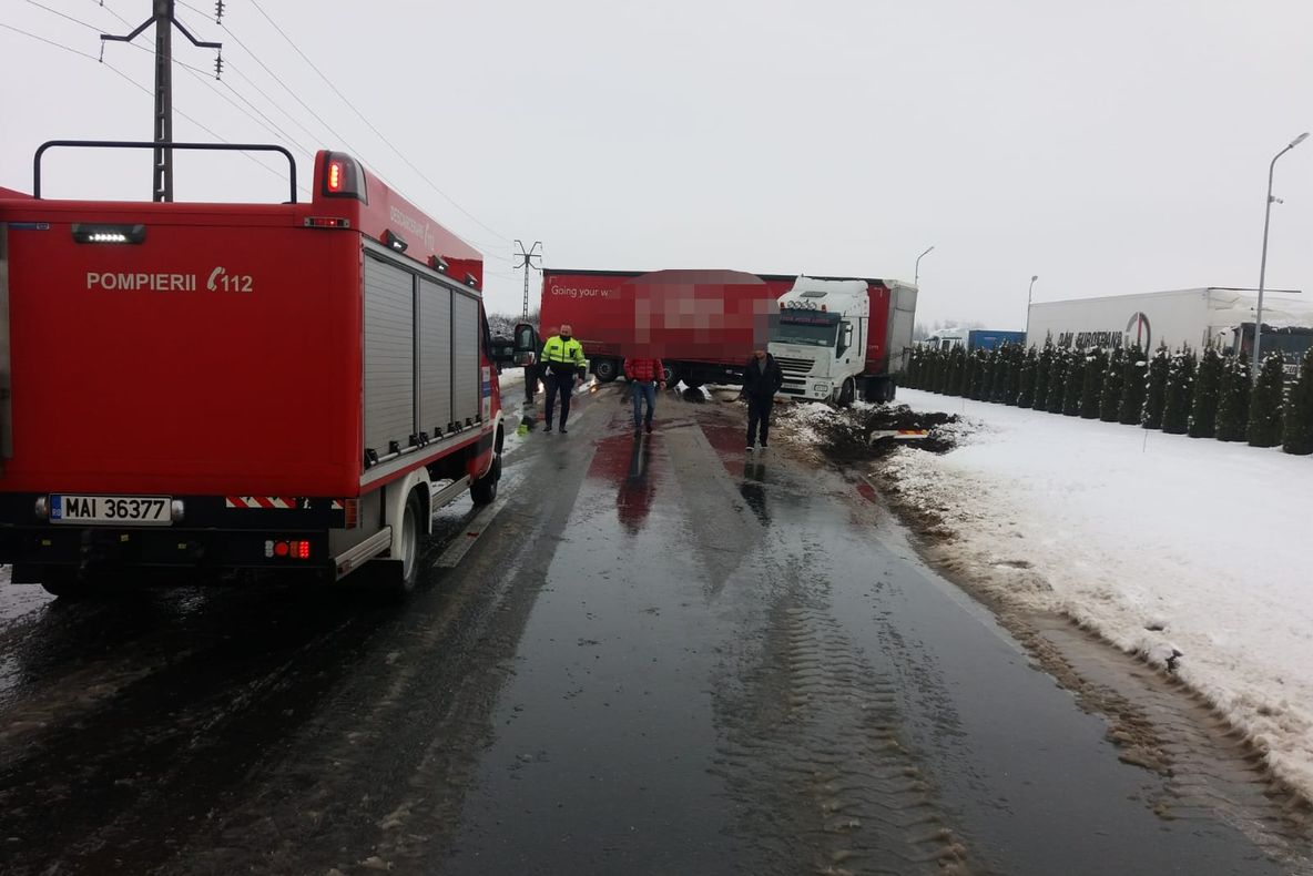 Arad: Un bărbat a murit, miercuri, după ce remorca unui TIR a derapat, a intrat pe contrasens și a lovit mașina pe care o conducea