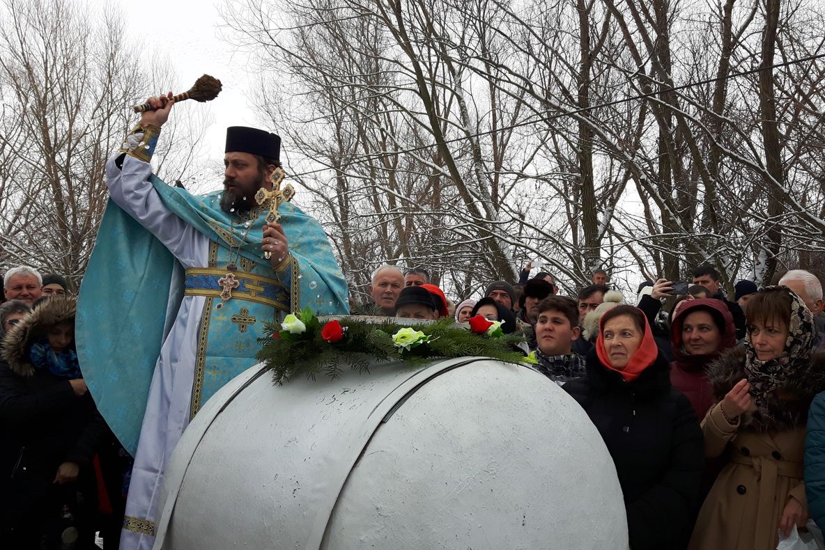 Arad: FOTO VIDEO Tradiție specială de Bobotează, la cea mai veche mănăstire cu viaţă monahală neîntreruptă din România. Călugării au sfințit apele Mureșului