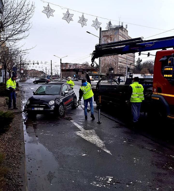 Arad: O nouă mașină ridicată de către Poliția Locală în zona Atrium Mall din municipiul Arad. Și amendă de 580 lei