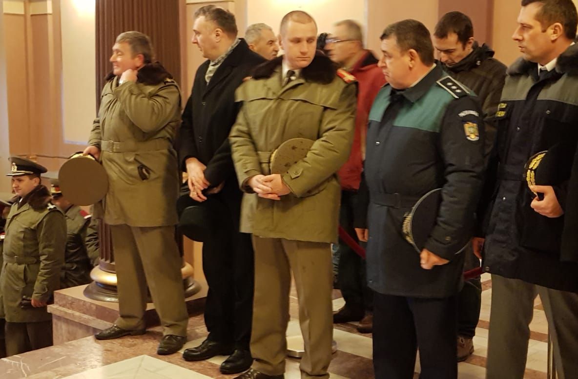 Arad: Ziua Unirii Principatelor Române, în grabă mare, fără imnul național și hora unirii. Codul galben de ploi și polei a încurcat programul