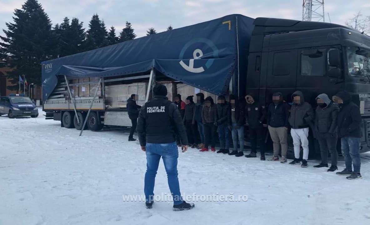 Arad: Camion încărcat cu 12 migranți, interceptat în timp ce mergea către Arad. Migranții fuseseră îmbarcați în Timiș