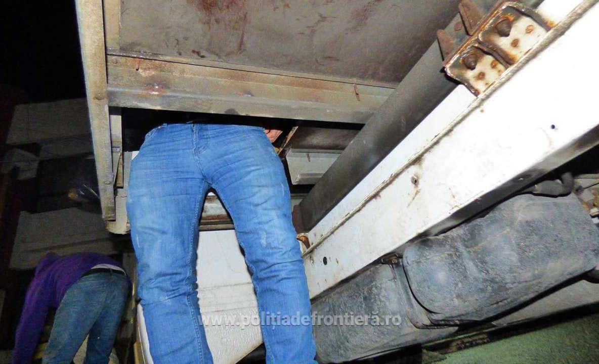 Arad: 23 de migranți din Irak și Siria, descoperiți ascunși într-un TIR cu gumă de mestecat și într-un microbuz de marfă, pentru a ieși ilegal din România
