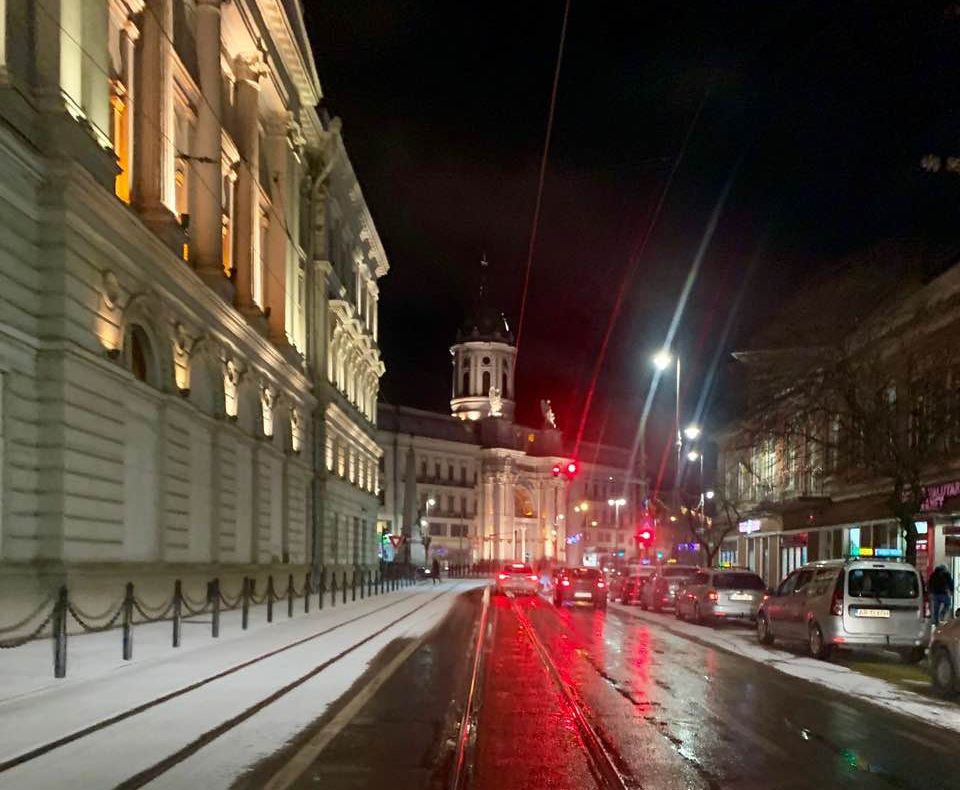 Arad: Intervenții împotriva zăpezii și poleiului. Cum s-a intervenit în primele ore: ce spun autoritățile și ce zic șoferii