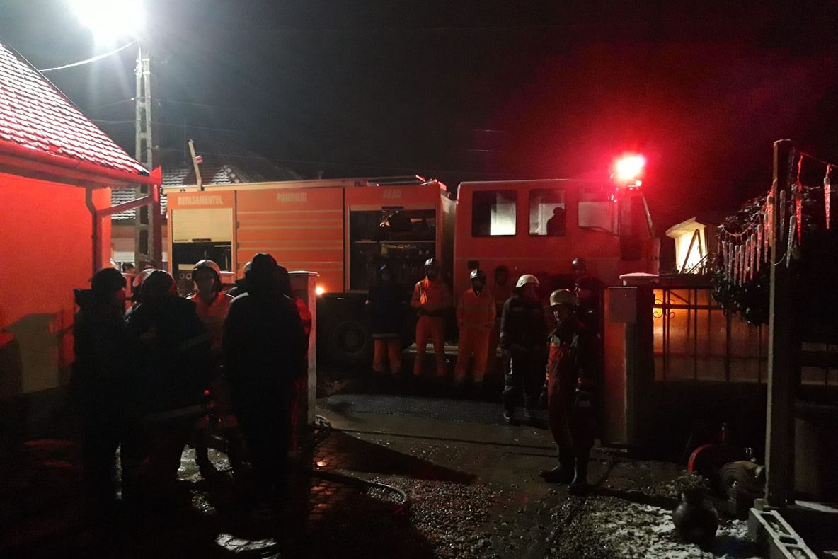 Arad: Incendiu puternic la un șopron din județul Arad