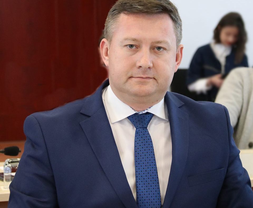 Arad: Un cunoscut cântăreț de muzică populară din vestul țării, consilier județean la Arad