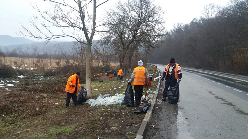 Arad: Cantități mari de deșeuri, colectate lunar de pe marginea și din parcările drumurilor naționale. Motivele