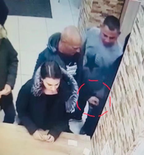 Arad: Un bărbat căutat pentru furturi în Austria, prins în timp ce fura telefonul din haina unei tinere, într-un magazin din Arad