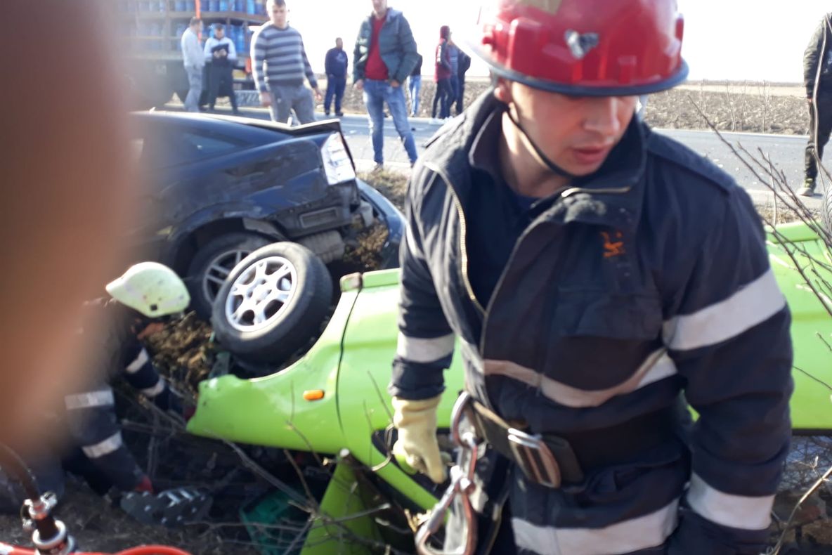 Arad: Accident cu 3 mașini și 1 TIR, pe DN79. Un bărbat a murit și alți 2 bărbați au fost răniți