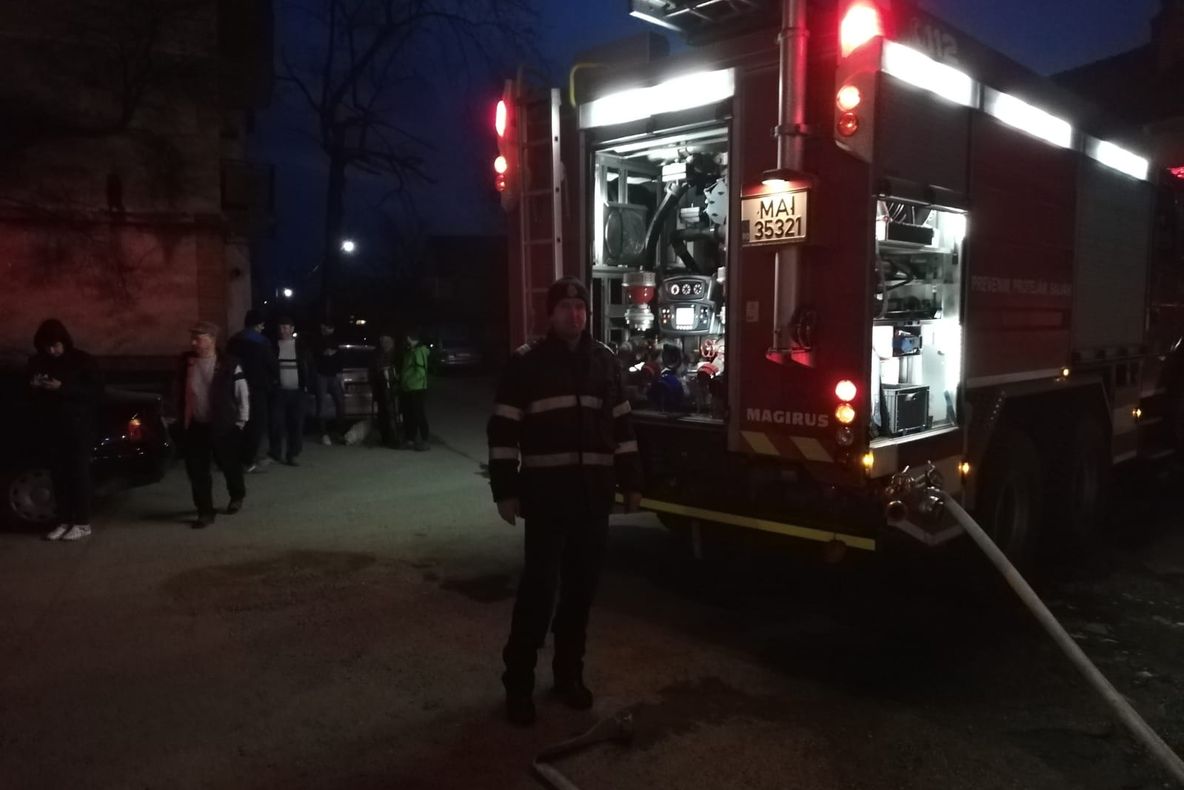 Arad: FOTO Panică într-un bloc din județul Arad, după ce pompierii nu au putut interveni cu autospecialele din cauza mașinilor parcate. Salvatorii au făcut furtun 230 de metri