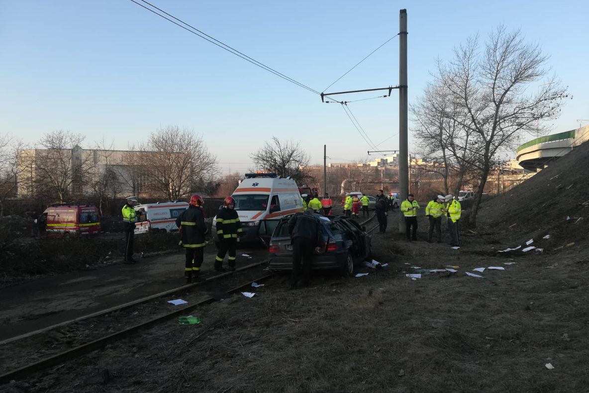 Arad: Un bărbat a căzut cu mașina de pe un pod din Arad, de la înălțimea de circa 4 metri