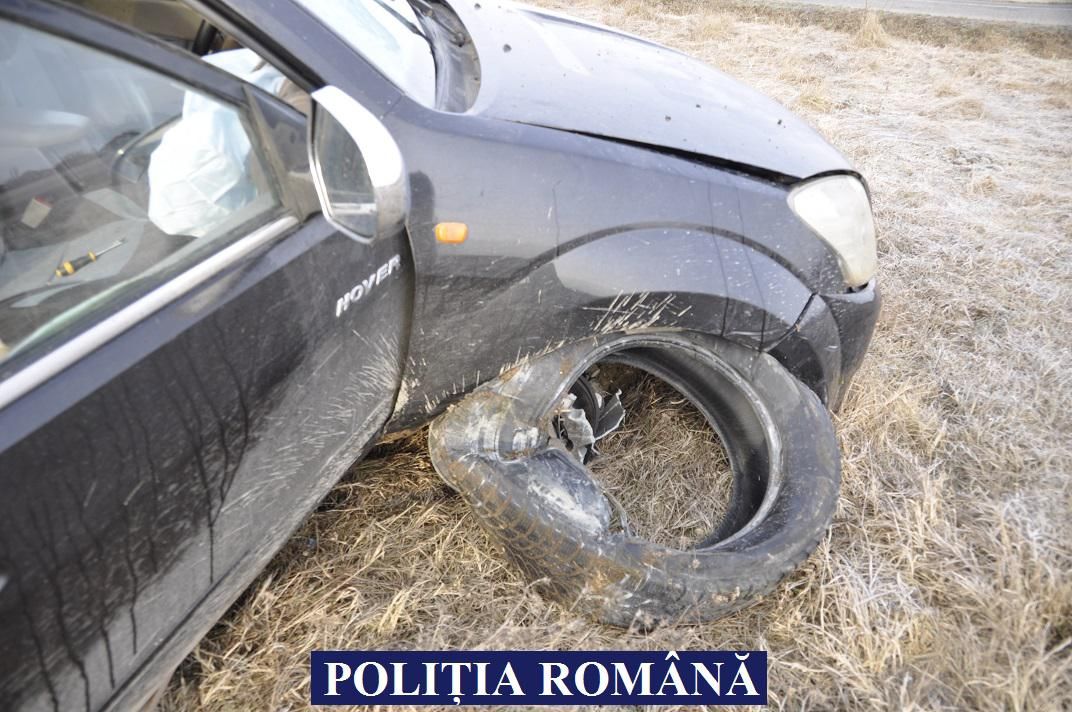 Arad: Un tânăr de 17 ani, cercetat după ce a furat mașina persoanei care îl găzduia, a condus-o băut și fără permis, și a distrus-o aproape complet