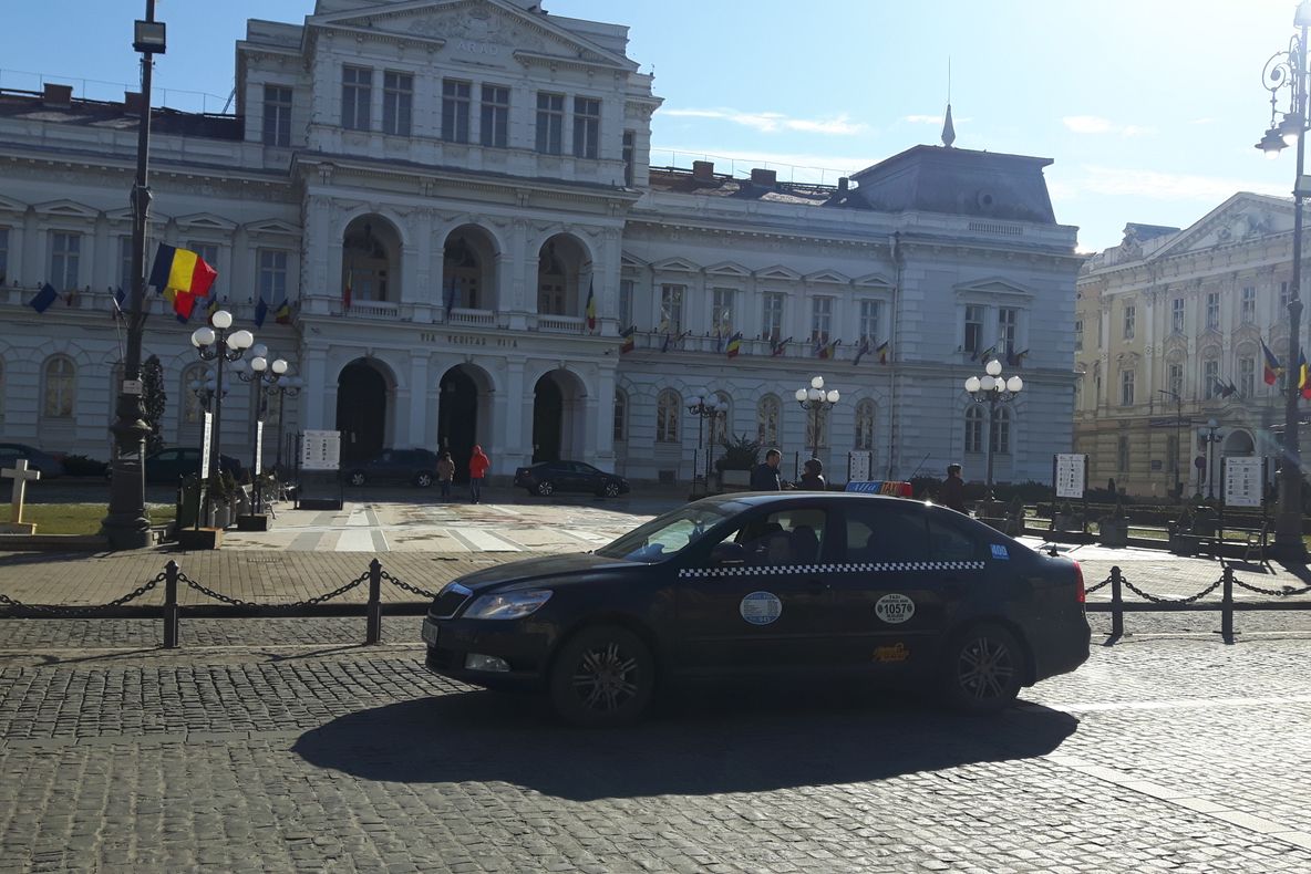 Arad: FOTO VIDEO Taximetriștii au protestat față de companii de tip UBER și pirații din sistem. Ce zic despre ride-sharing și cum operezează pirații 