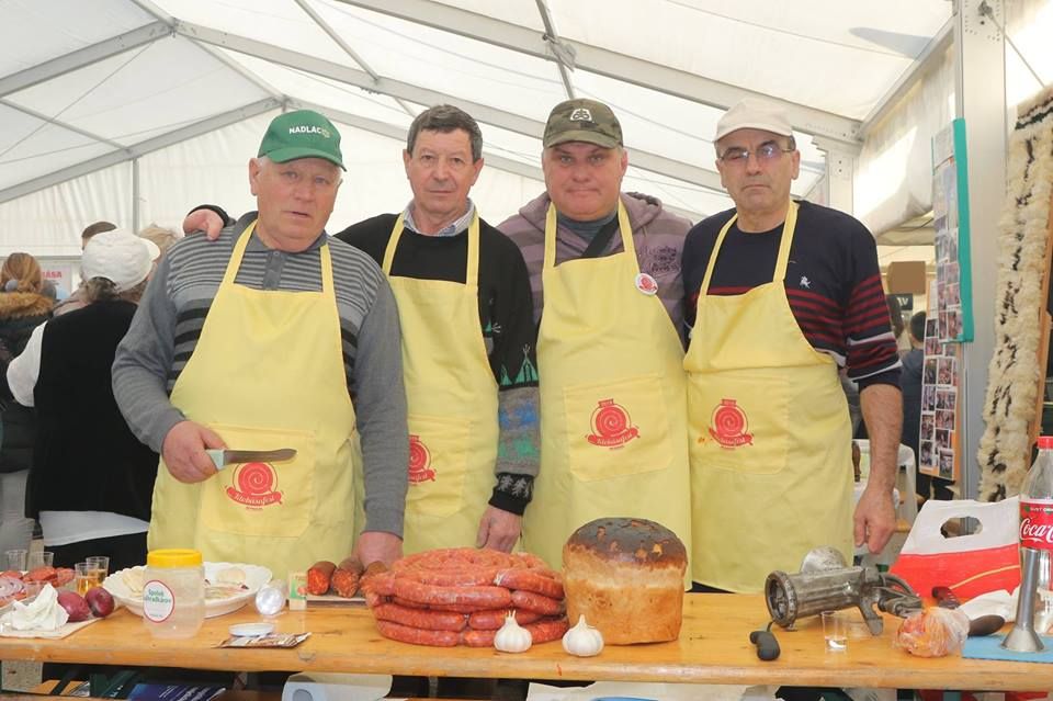 Arad: Arădeni premiați cu aur și argint, la un mare concurs de preparare a cârnațului proaspăt din Serbia