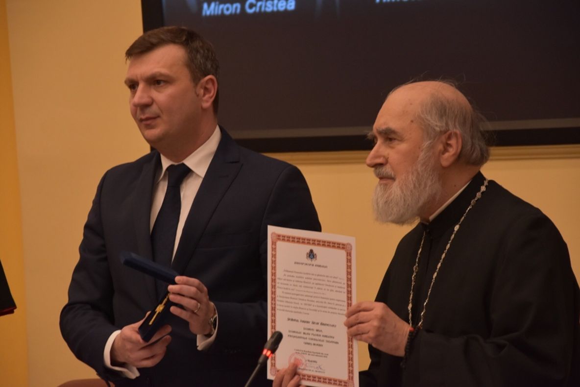 Arad: ÎPS. dr. Timotei Seviciu, Arhiepiscop al Aradului, "Cetățean de Onoare" al județului Caraș-Severin. Arhiepiscopul Timotei este decanul de arhierie al Sfântului Sinod al BOR 