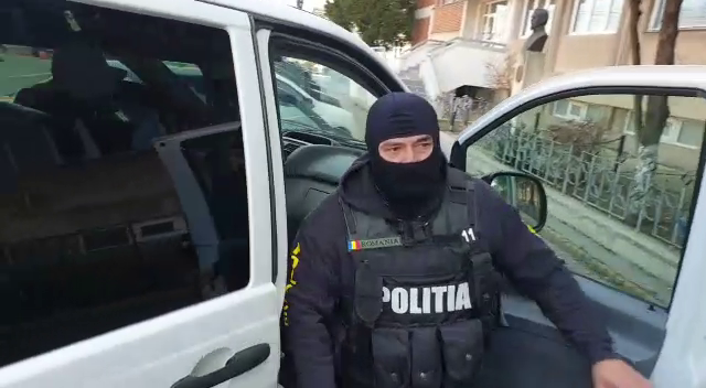 Arad: Percheziții în Arad și Timiș, la traficanții de țigări de contrabandă. Polițiștii au confiscat țigări, lei, euro și aur