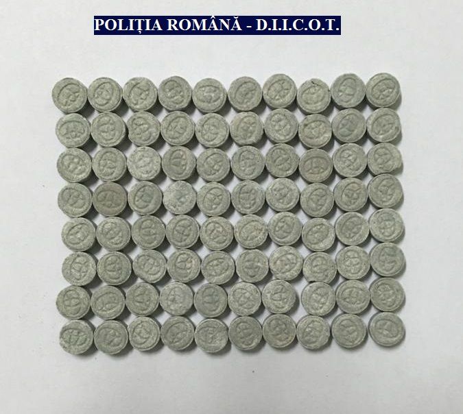 Arad: 80 de pastile ecstasy, confiscate într-o tranzacție cu droguri, pe o stradă din Arad. 2 bărbați au fost arestați