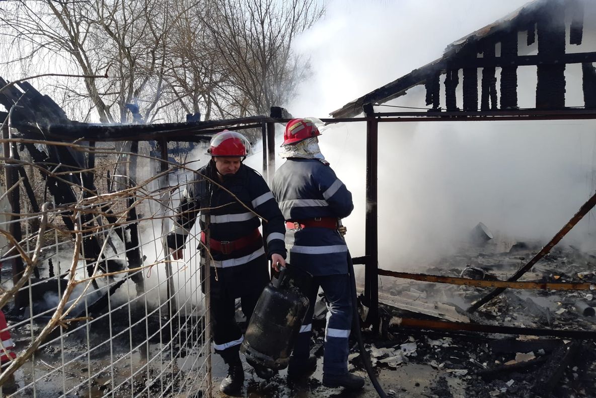 Arad: 3 pompieri aflați în timpul liber și 4 voluntari au savat o casă amenințată de un puternic incendiu