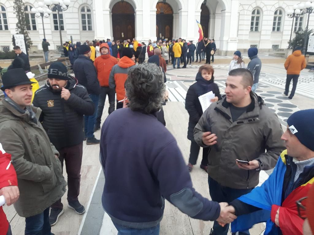 Arad: Peste 400 de persoane, la mitingul împotriva măsurilor pe care Guvernul le-a luat în justiție. Oamenii au mers în marș pe bulevardul central