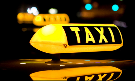 Arad: Taximetriștii protestează, miercuri, prin centrul municipiului Arad, față de compania UBER și față de pirații din sistem