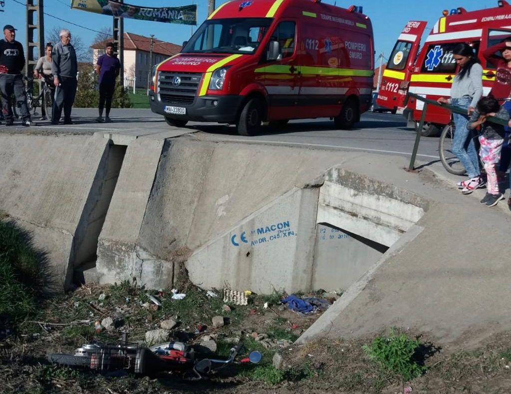 Arad: Un bărbat de 60 de ani a murit, în județul Arad, după ce a căzut cu mopedul pe care îl conducea ilegal într-un canal de la marginea DN79