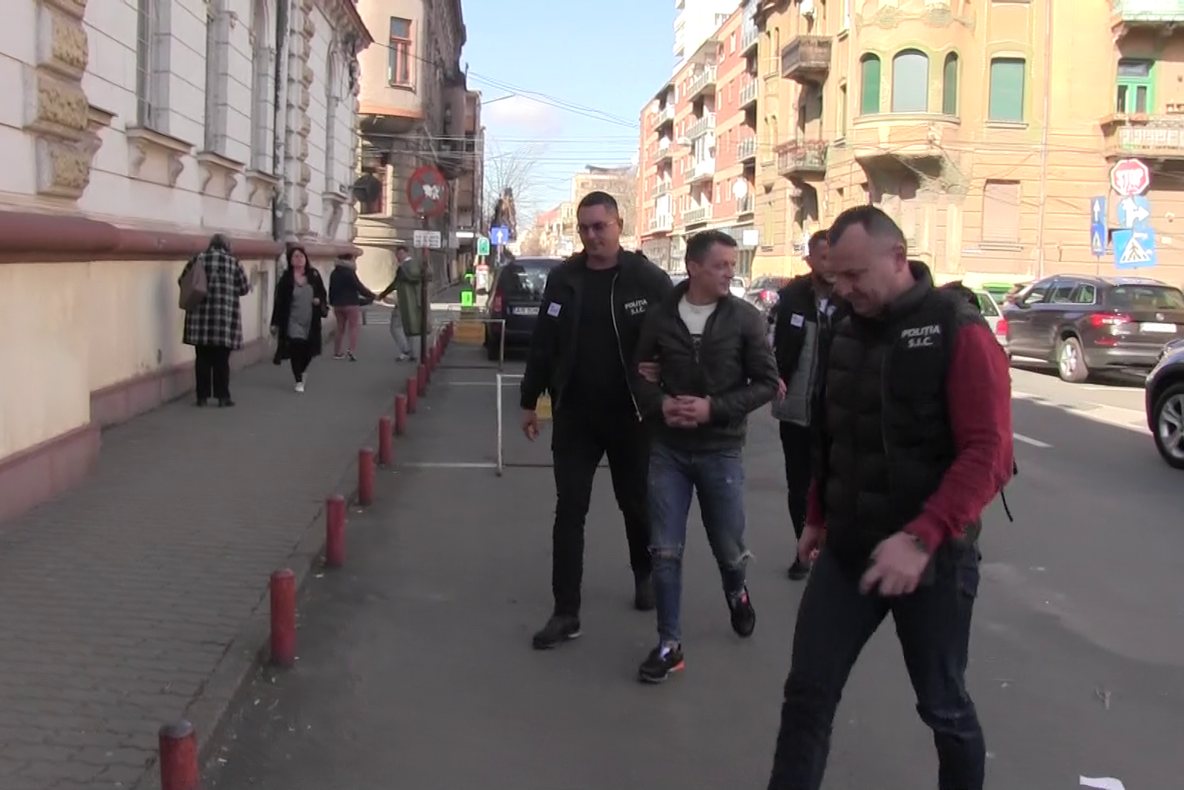 Arad: Bărbatul care ar fi provocat o explozie la bancomat, furând peste 400.000 lei, arestat preventiv. Soția sa, cercetată în libertate