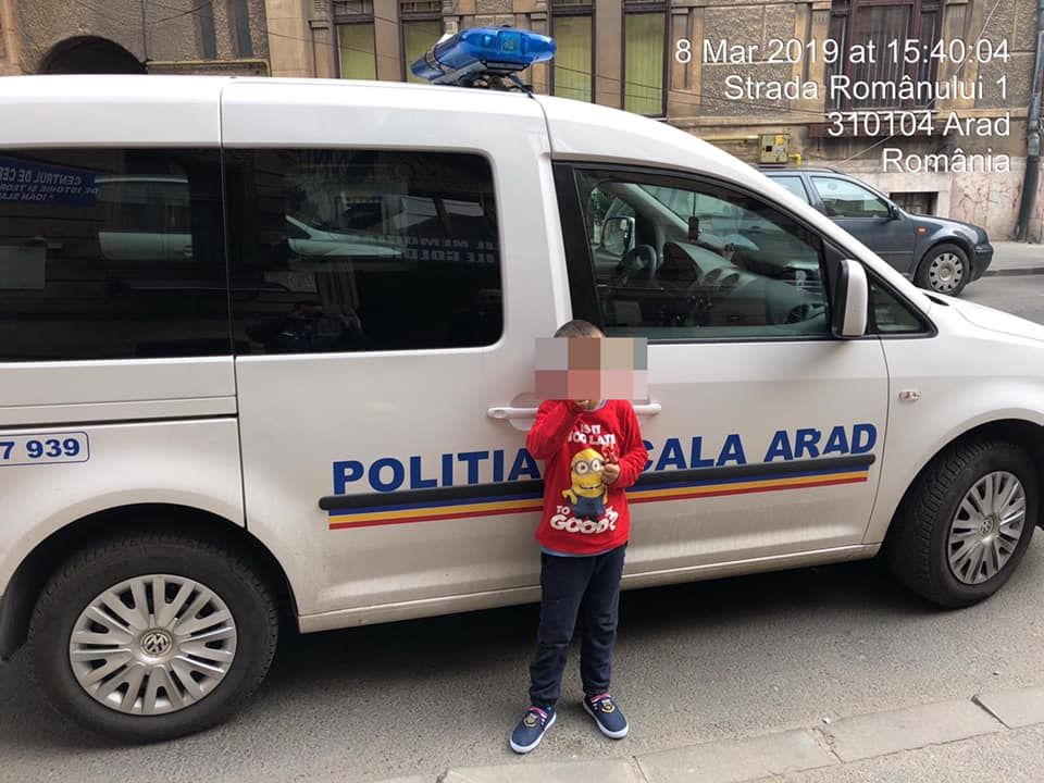 Arad: Aventura unui copil de 5 ani și a cățelului său. A plecat singur de acasă, a străbătut orașul și s-a rătăcit. Ce a pățit mama