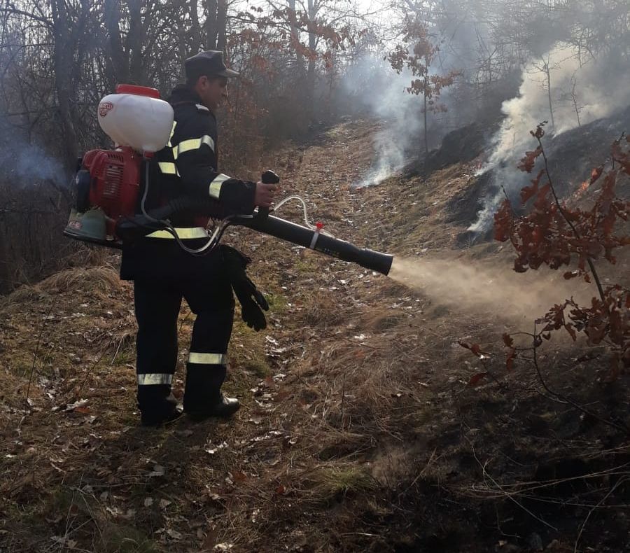 Arad: Incendiu de vegetație uscată pe circa 4 ha, județul Arad, chiar în aceste momente. Intervenția pompierilor, îngreunată