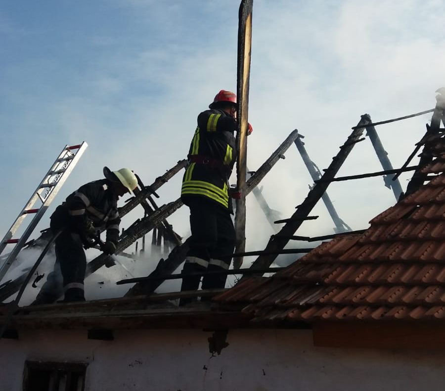 Arad: Acoprișul unei case din județul Arad, distrus de un puternic incendiu. Recomandarea pompierilor