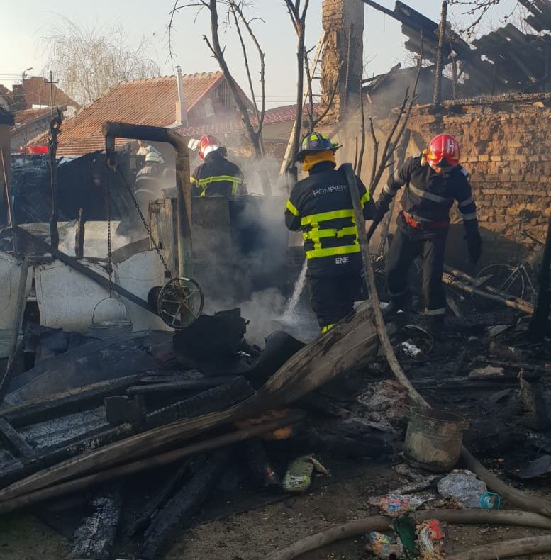 Arad: 10 incendii de vegetație uscată și resturi vegetale, în ultimele ore, în Arad. Un incendiu scăpat de sub control a cuprins 2 anexe și acoperișul unei case