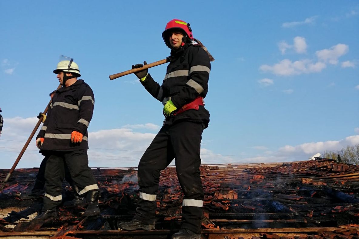 Arad: 31 de misiuni în 24 de ore pentru salvatorii din Arad, printre care incendii de vegetație scăpate de sub control și un proiectil din cel de-al Doilea Război Mondial