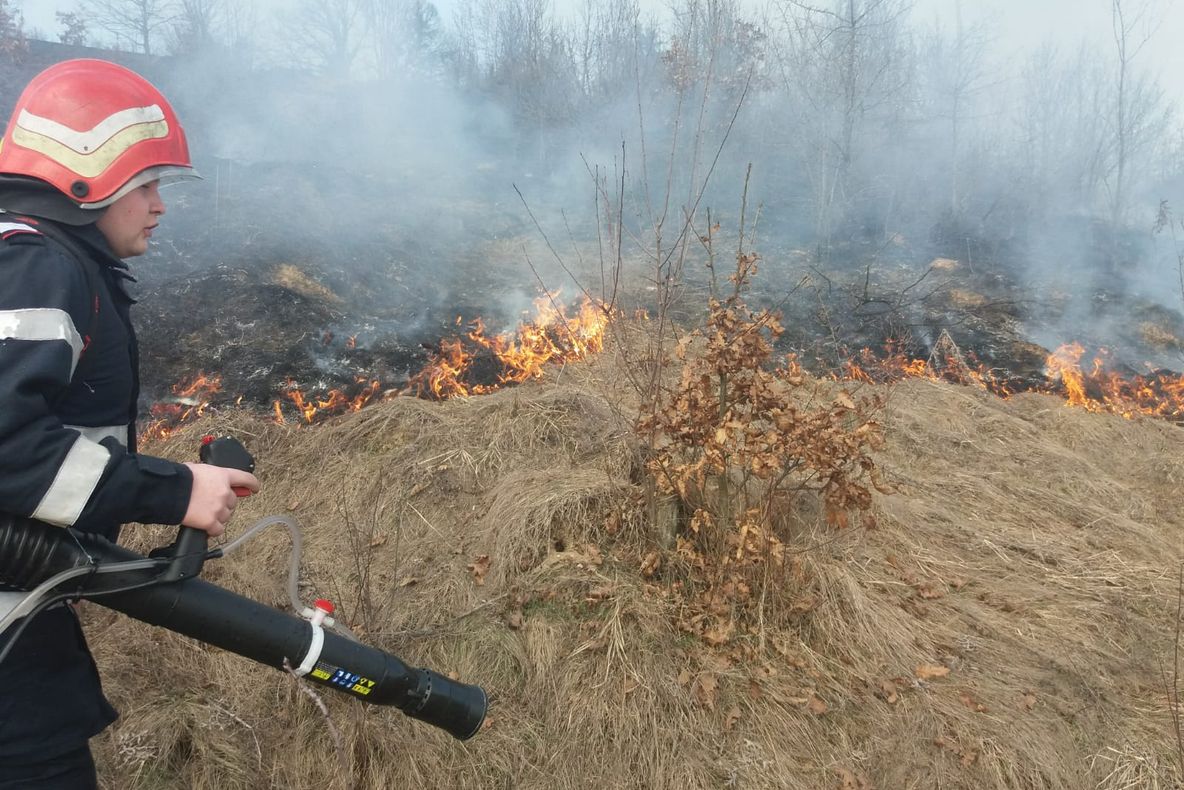 Arad: În ciuda atenționărilor lansate de pompieri, incendiile de vegetație uscată continuă să facă ravagii în județul Arad. Case, puse în pericol
