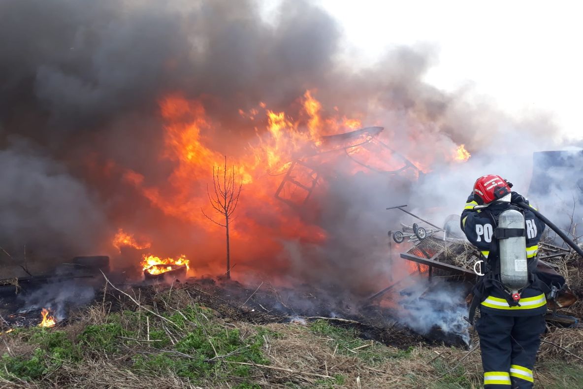 Arad: Au vrut să curețe vegetația uscată cu flăcări și și-au dat foc la fermă. Pompierii din Arad au luptat cu flăcările câteva ore
