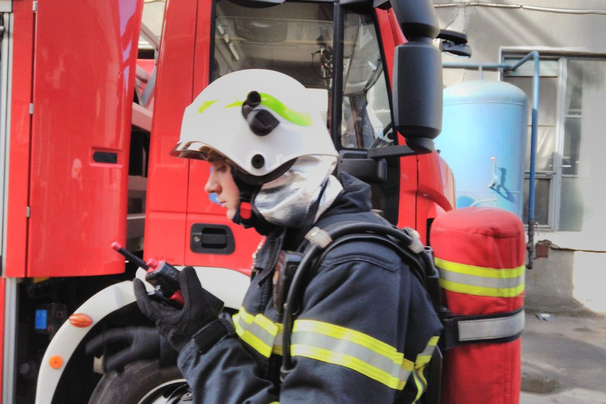 Arad: Exercițiu spectaculos al pompierilor din Arad, cu salvări de la înălțime și incendii cu degajări de substanțe periculoase