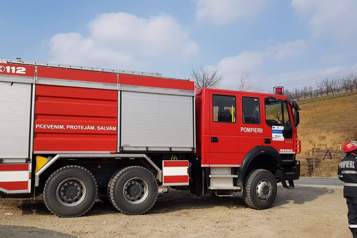 Arad: Copac căzut pe un microbuz în mers, cu 2 persoane, și pe DN 79 A, sâmbătă, în județul Arad