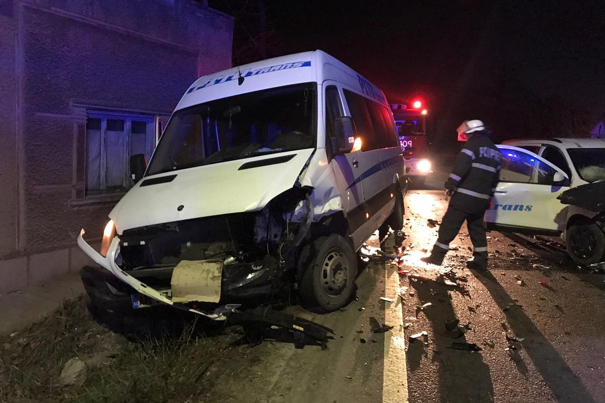 Arad: Accident între 2 mașini care aparțin unor companii de transport persoane, pe DN79 Arad-Oradea