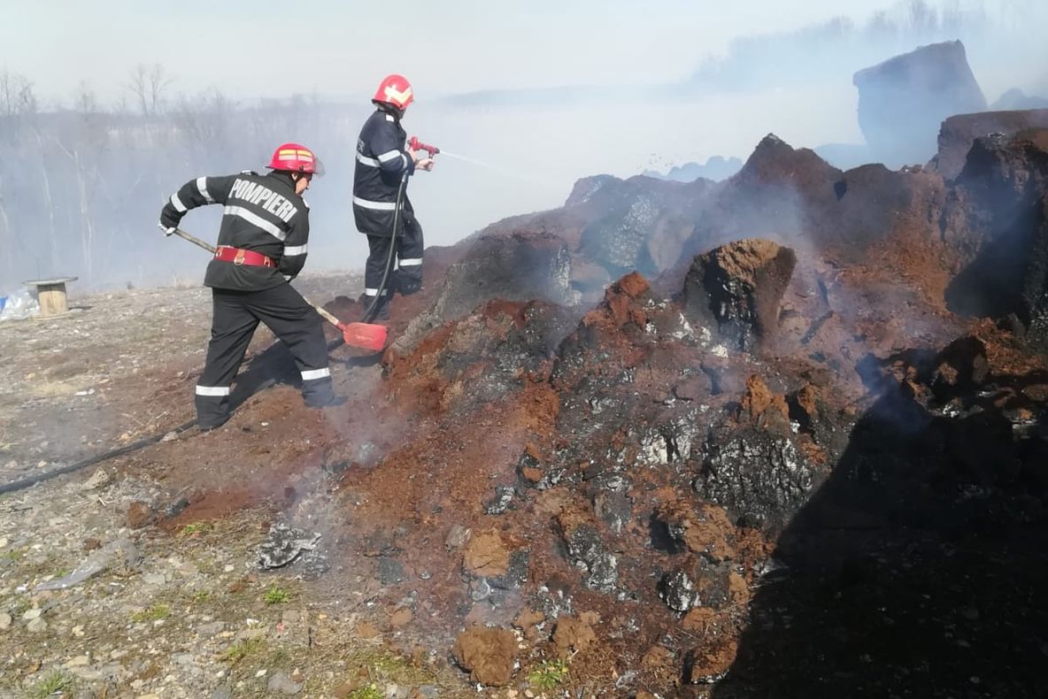 Arad: 40 de misiuni în 24 de ore pentru pompierii din Arad, printre care 14 incendii, care au cauzat pagube materiale, iar o femeie a ajuns la spital 