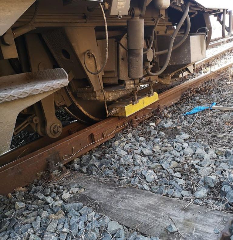 Arad: Circulaţia trenurilor se desfăşoară în continuare pe un singur fir, după deraierea trenului care a plecat de la Curtici