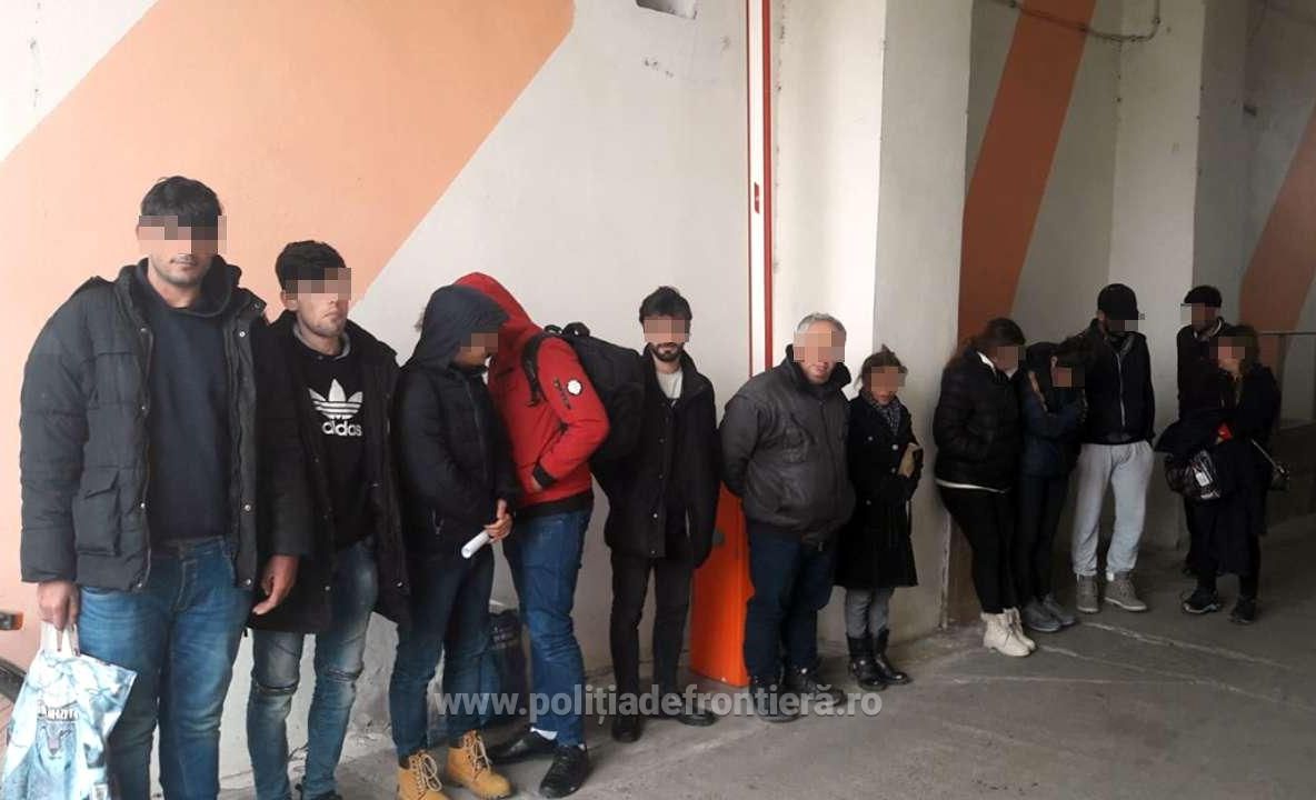 Arad: 10 migranți din Irak, descoperiți într-un microbuz de marfă, care transporta câteva bucăți de mobilă