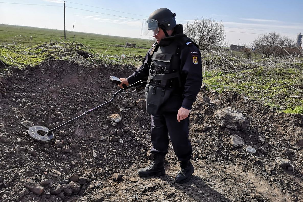 Arad: Proiectil din cel de-al Doilea Război Mondial, încastrat în beton provenit de la o construcţie demolată, descoperit în județul Arad